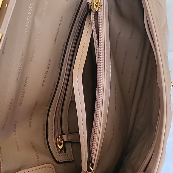 Michael Kors White Quilted Shoulder Bag with Gold Chain - Picture 9 of 11